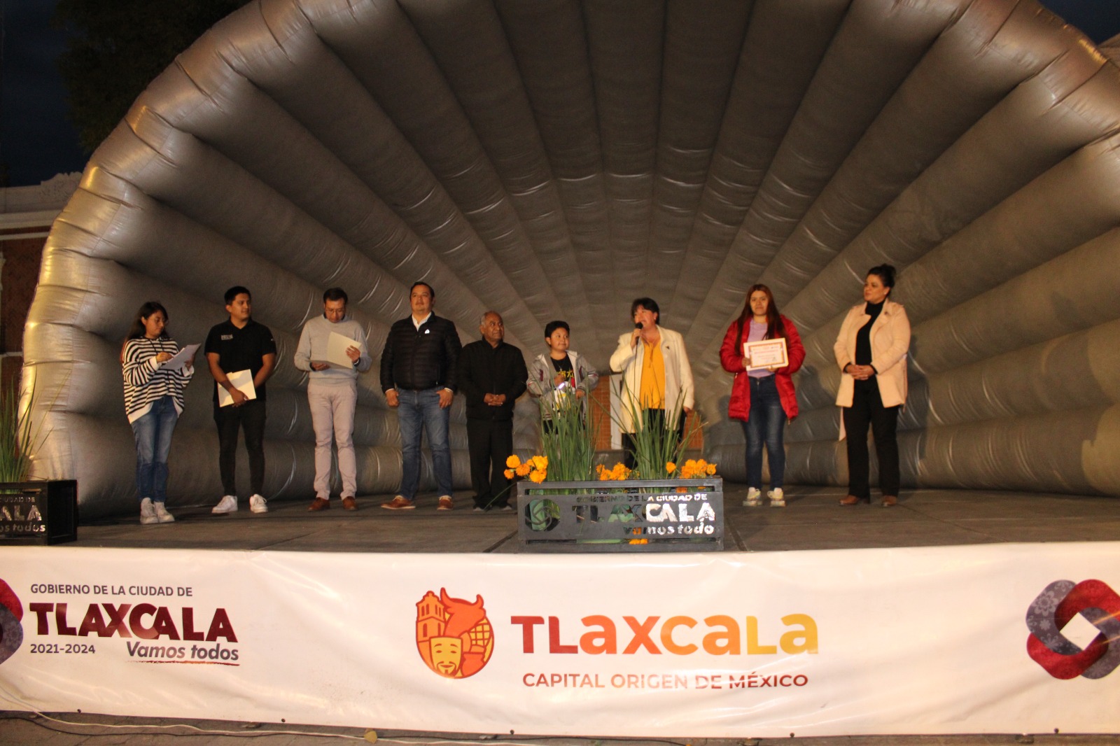 Premia Maribel Pérez Arenas a ganadores del concurso de fachadas